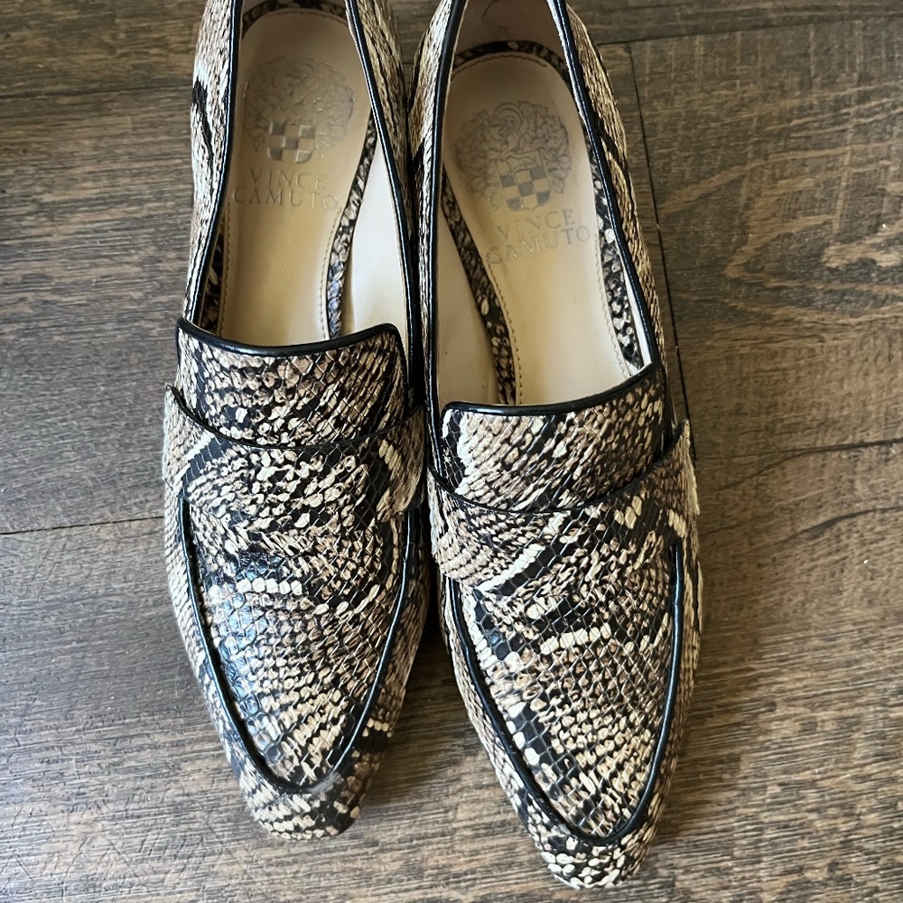 VINCE CAMUTO LOAFER PUMP